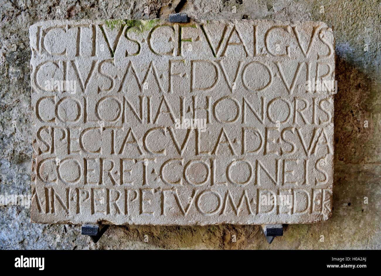 Iscrizione romana all'entrata dell'anfiteatro, le antiche città di Pompei, Campania, Italia Foto Stock