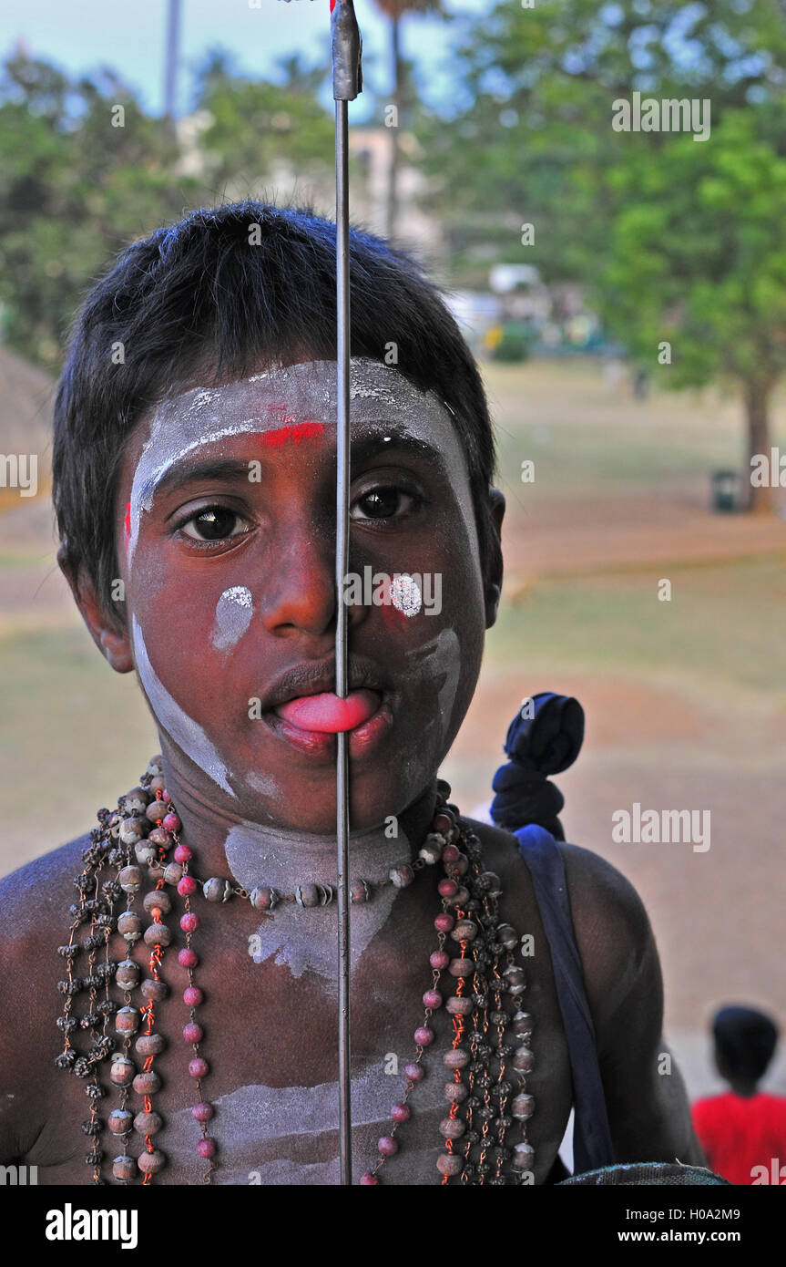 Giovani Yogi con una linguetta forata, spirituale tongue piercing, Mahabalipuram, India Foto Stock