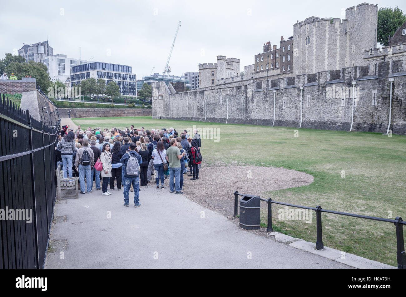 Gruppo di turisti presso il normanno costruito la Torre di Londra, Inghilterra. Foto Stock