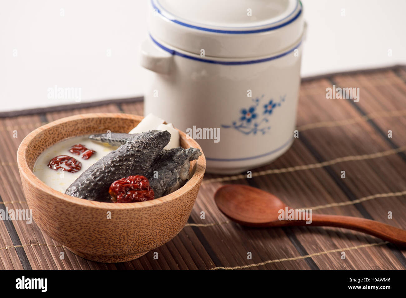 Speciale cinese Zuppa di cocco con ali di pollo sul vassoio di bambù Foto Stock