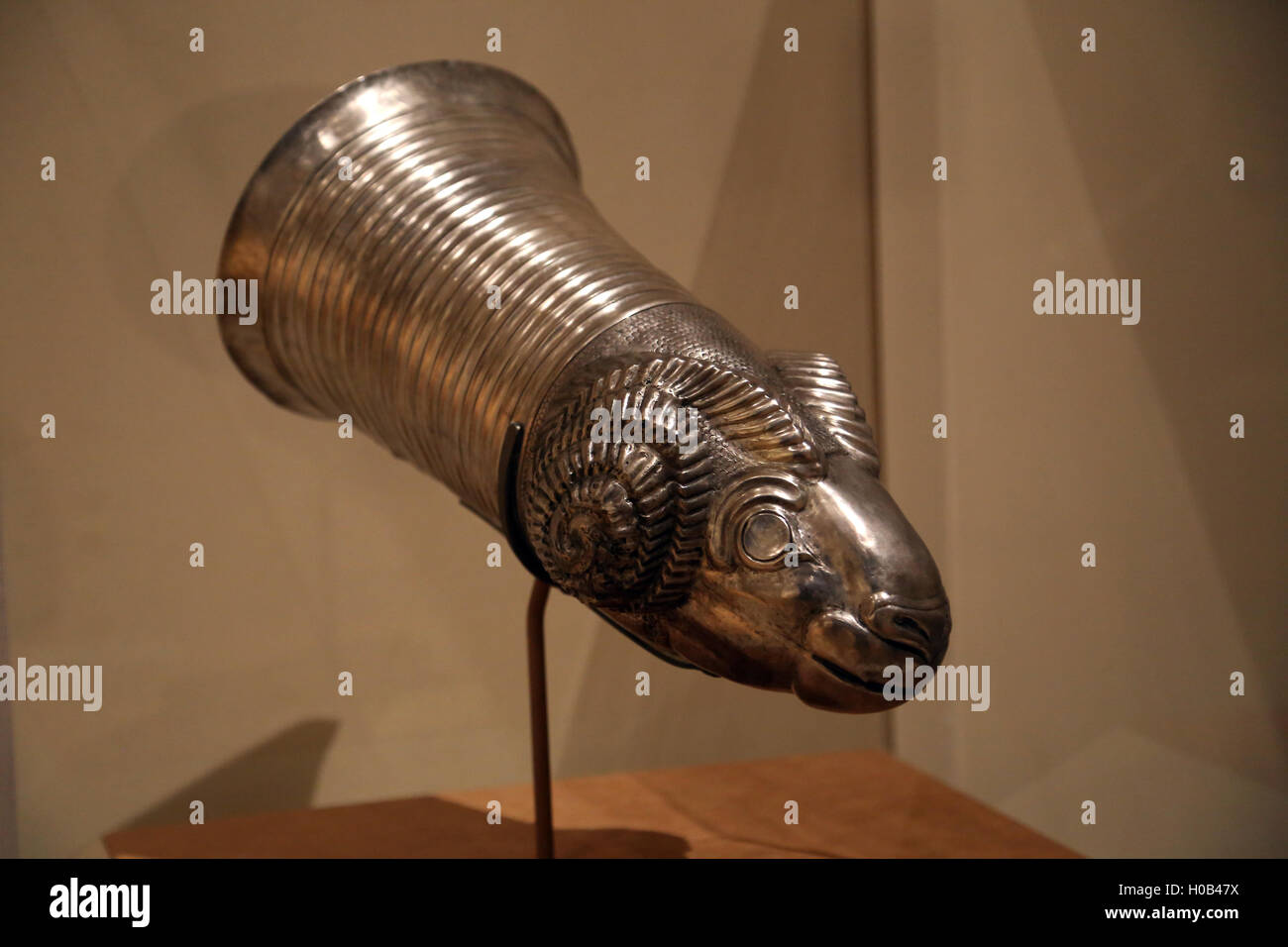 Nave chiude in testa di una ram. Argento. Northwestern Iran. 8-VII secolo A.C. Età del ferro III. Foto Stock