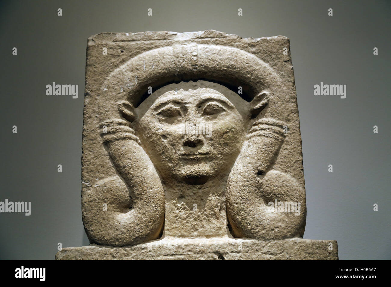 Stele di pietra calcarea con la testa di Hathor. Secondo trimestre del VI secolo A.C. Cipriota, arcaica. Foto Stock