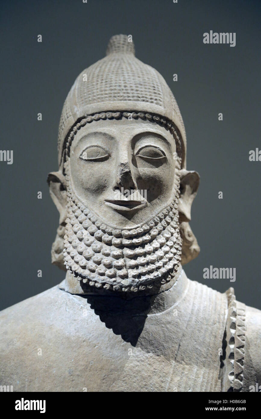 Calcare figura maschile. Cipriota, arcaica. Ultimo quarto del VI secolo A.C. Tempio di Golgoi. Dettaglio testa. Foto Stock