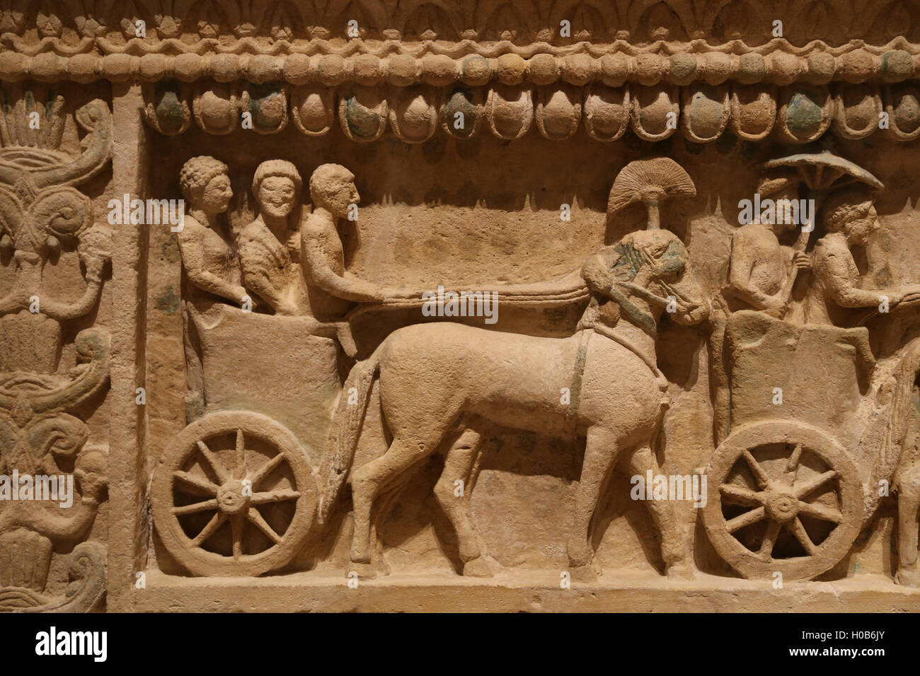Il sarcofago di Amathus. Cipriota, arcaico, secondo trimestre del V secolo A.C. Da Amathus. Rilievo: la processione del carro. Foto Stock