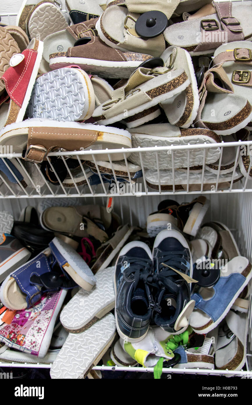 Pila di flip flop e sandali in negozio. Mucchio di pantofole in offerta a  buon mercato Negozio. Domestico e scarpe estive al mercato Foto stock -  Alamy