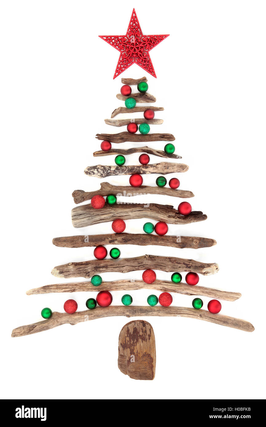 Driftwood albero di Natale con Stella e il rosso e il verde ninnolo decorazioni su sfondo bianco. Foto Stock