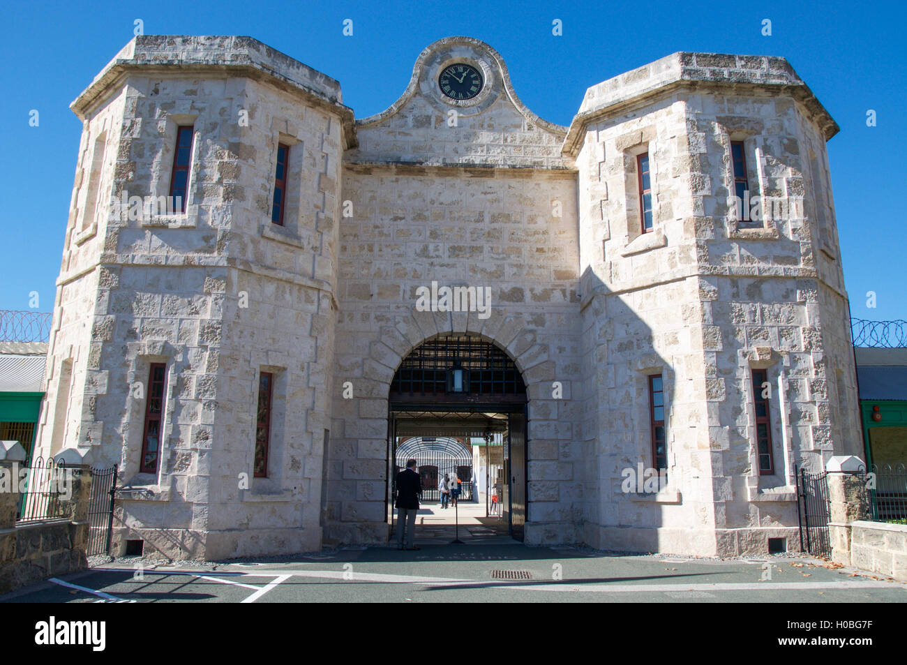 Fremantle,WA,Australia-June 1,2016:storica Fremantle Prison con architettura di pietra calcarea e turisti a Fremantle, Western Australia. Foto Stock