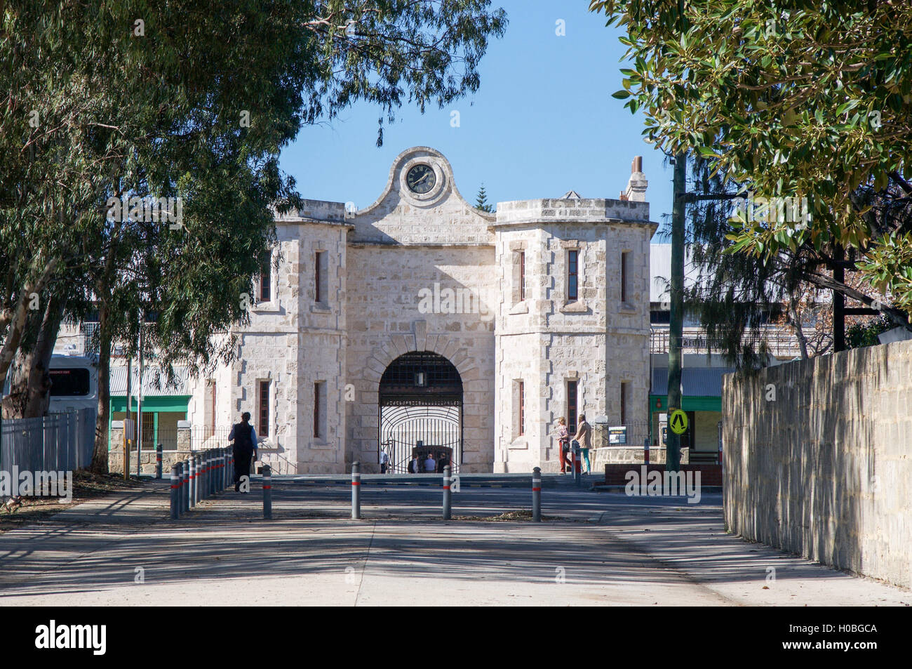 Fremantle,WA,Australia-June 1,2016:calcare Fremantle Prison con ingresso ad arco e turisti a Fremantle, Western Australia. Foto Stock