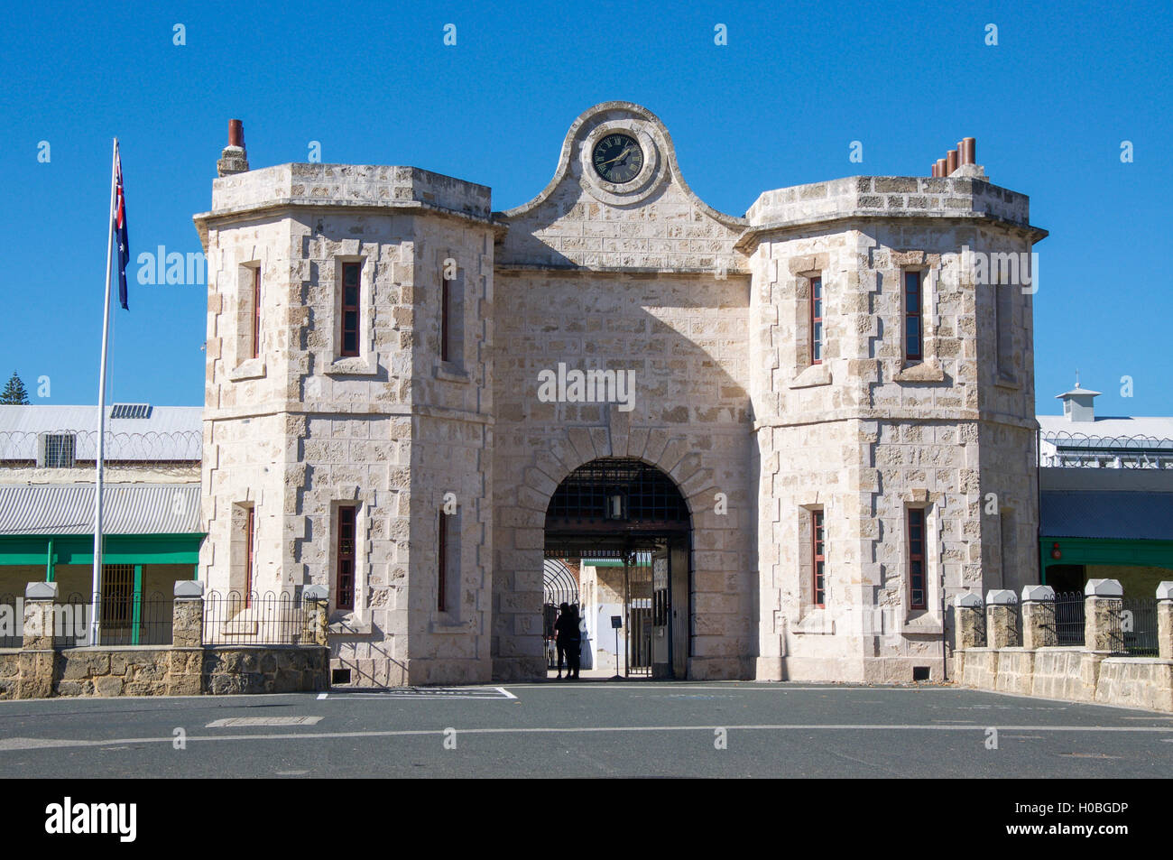 Fremantle,WA,Australia-June 1,2016:il vecchio calcare Fremantle Prison con bandiera e orologio in Fremantle,l'Australia Occidentale Foto Stock