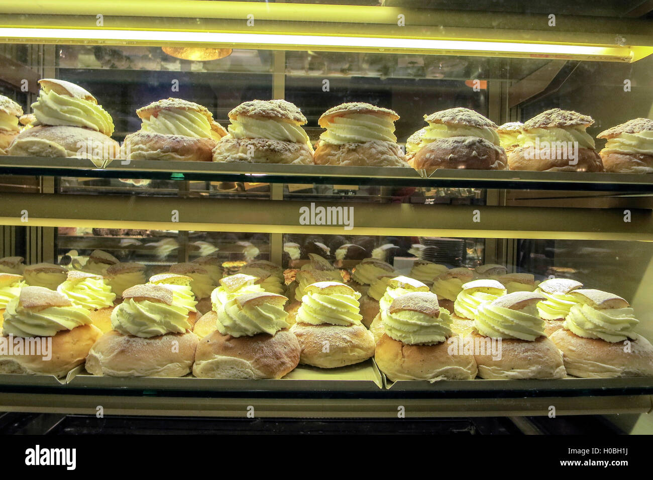 La semla consiste di un cardamomo speziato bun di frumento che ha il suo top cut off, e poi viene riempito con una miscela di latte e pasta di mandorle, conditi con panna montata. Il cut-off top serve come un coperchio ed è spolverato di zucchero a velo Foto Stock