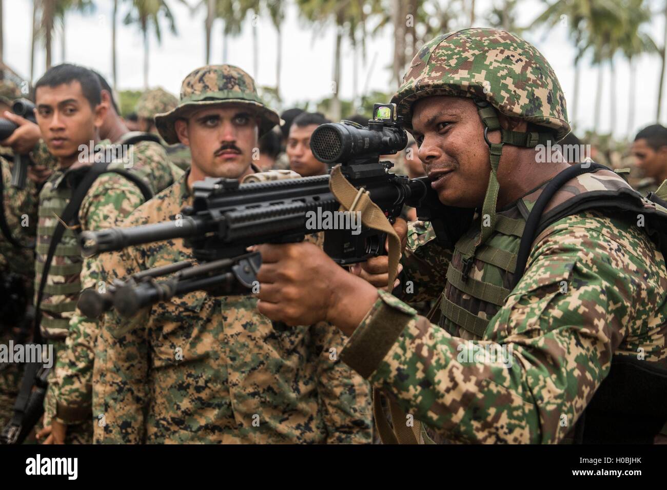 Un U.S. Marine dimostra come far funzionare una M27 fanteria fucile automatico di soldati malesi durante il Malaysia-United membri Esercizio anfibio 2015 Novembre 10, 2015 in spiaggia Tanduo, Malaysia. Foto Stock