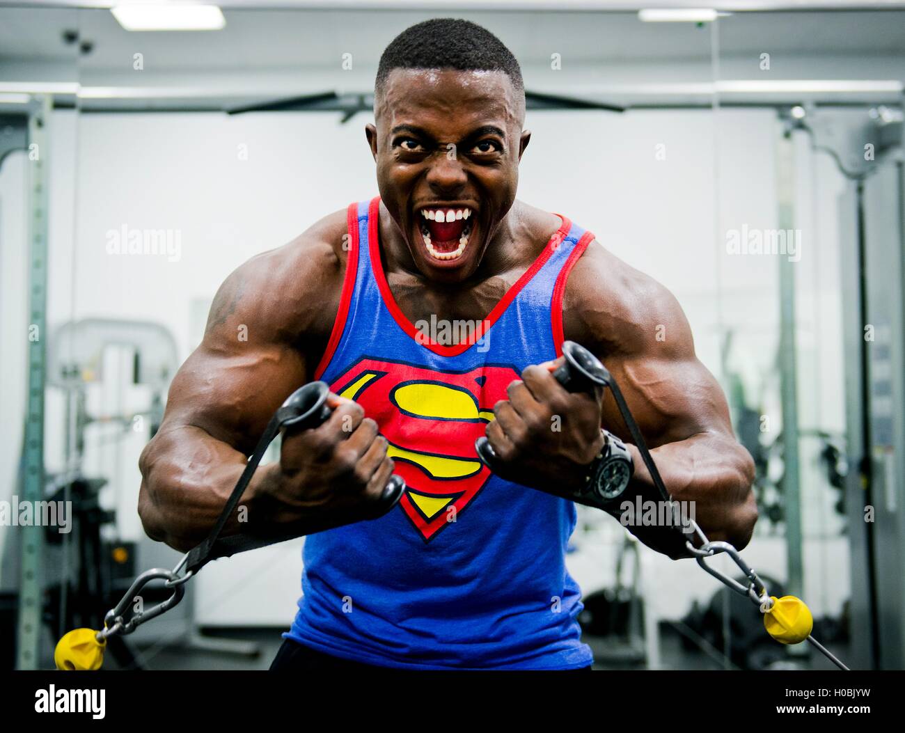 Stati Uniti Air Force airman Terrence Ruffin ceppi per un extra rep su una macchina di peso presso il centro fitness sul Eglin Air Force Base di Gennaio 23, 2015 vicino a Valparaiso, Florida. A 21, Ruffin è il più giovane professional allestitore sul circuito. Foto Stock