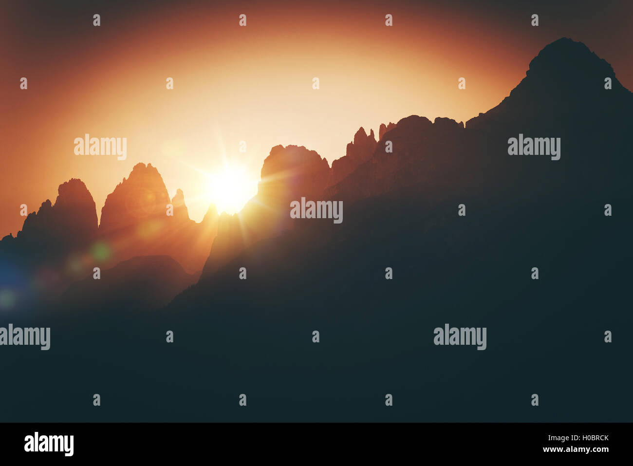 Scenic Alpine del tramonto. Scenic Tramonto nelle Dolomiti italiane. Auronzo di Cadore, provincia di Belluno, Italia, Europa. Foto Stock