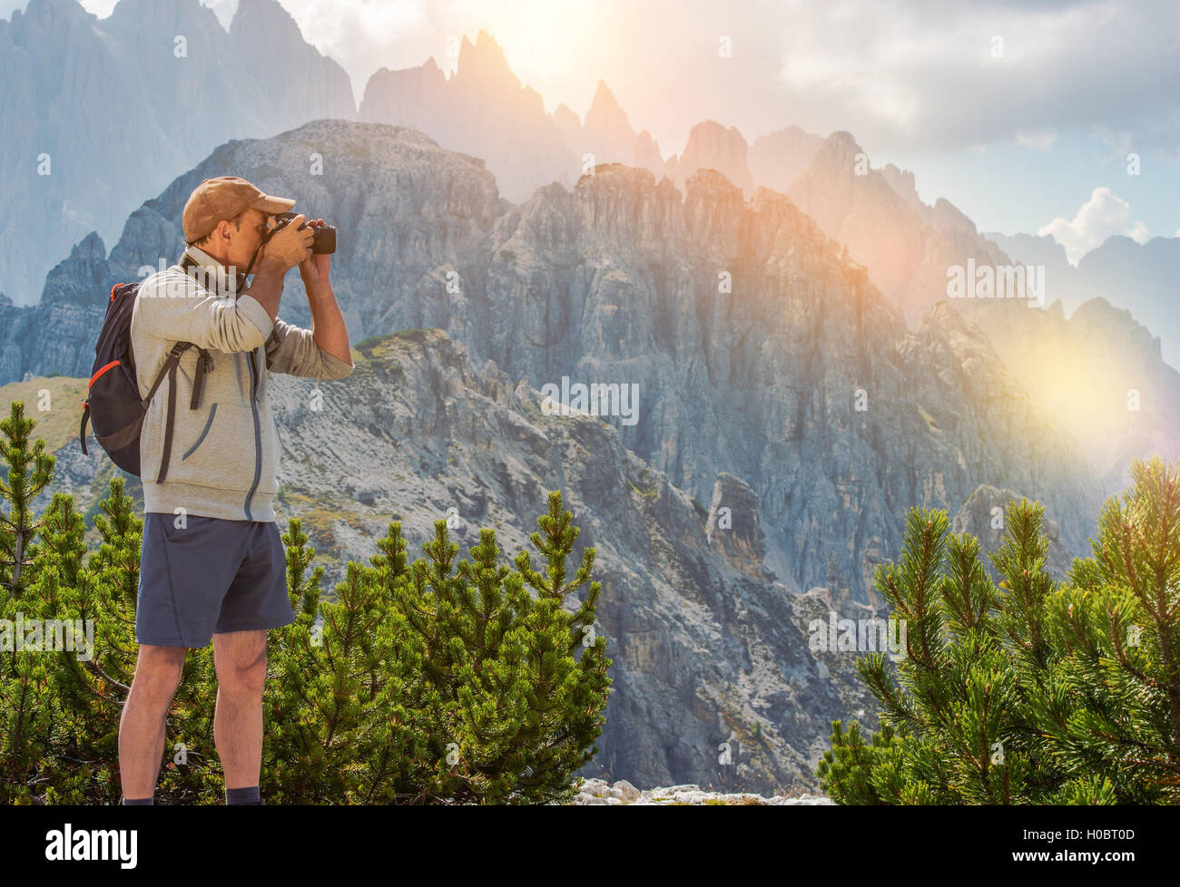Fotografo senior sulla passeggiata. Maschio caucasico nella sua 50s a scattare foto sul sentiero di montagna. Foto Stock