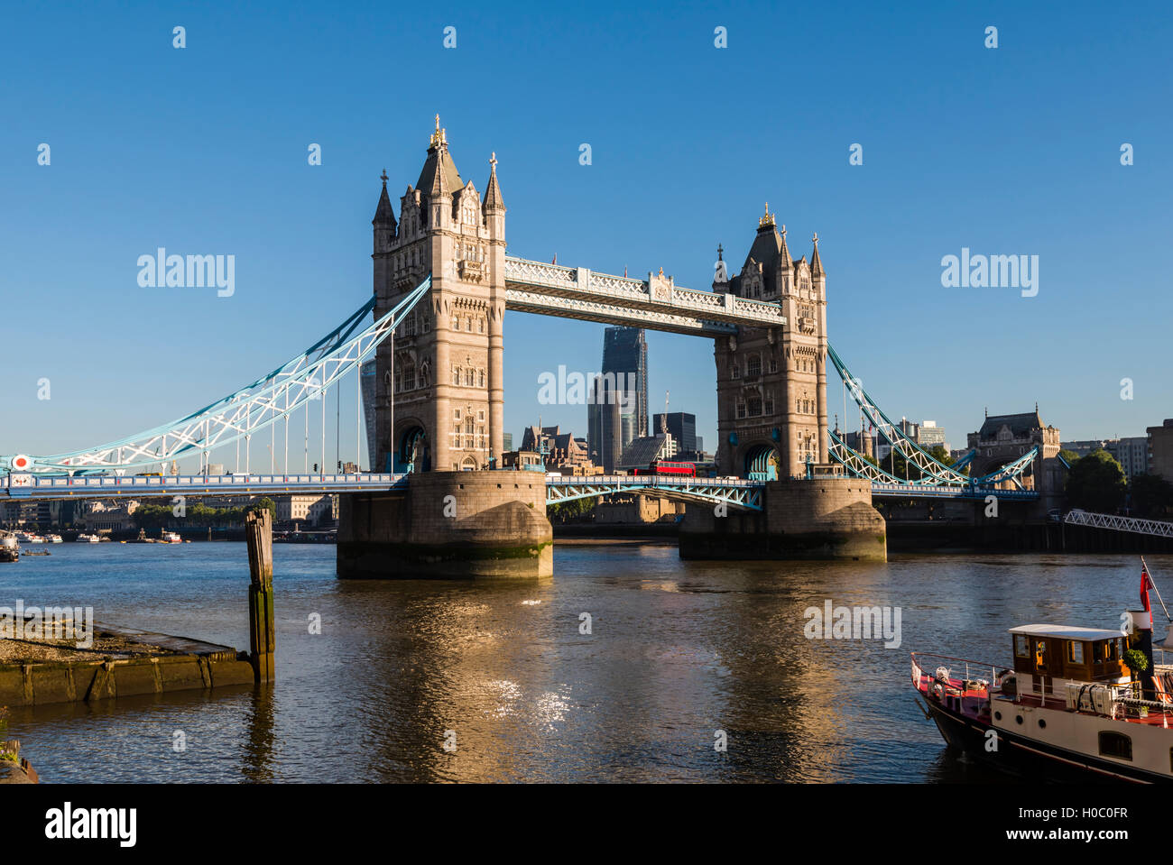 Un rosso London bus catturato il Tower Bridge di Londra, Regno Unito. Foto Stock