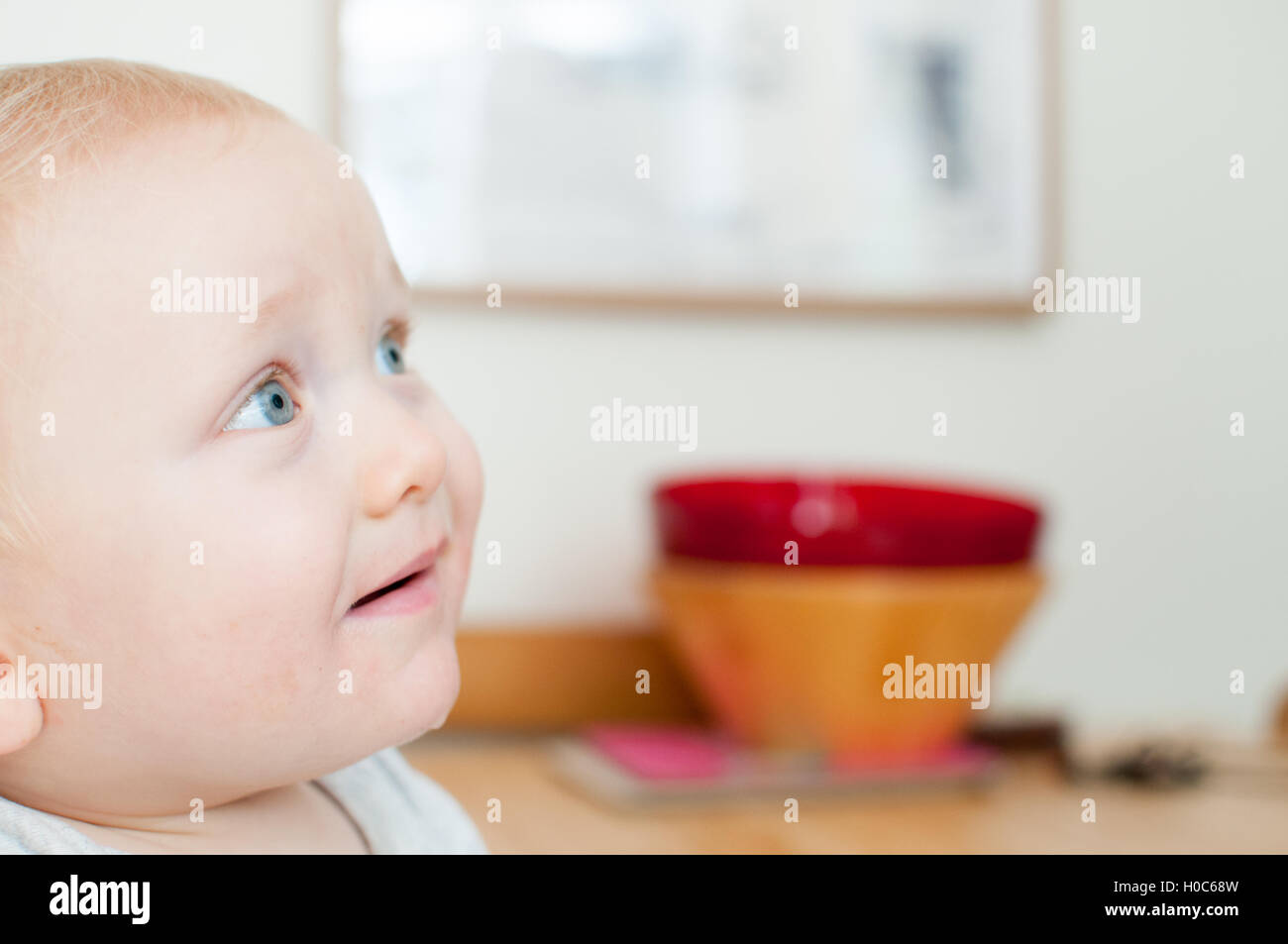 Baby boy a sorridere e ridere su uno sfondo luminoso Foto Stock