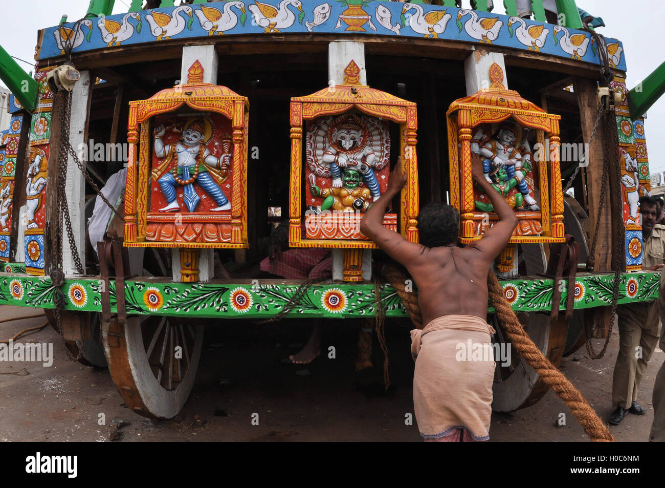 Il Puri, Odisha, India- Luglio 2, 2011: un devoto di pregare per gli idoli montato sul carro di Jagannath Rath Yatra festival Foto Stock