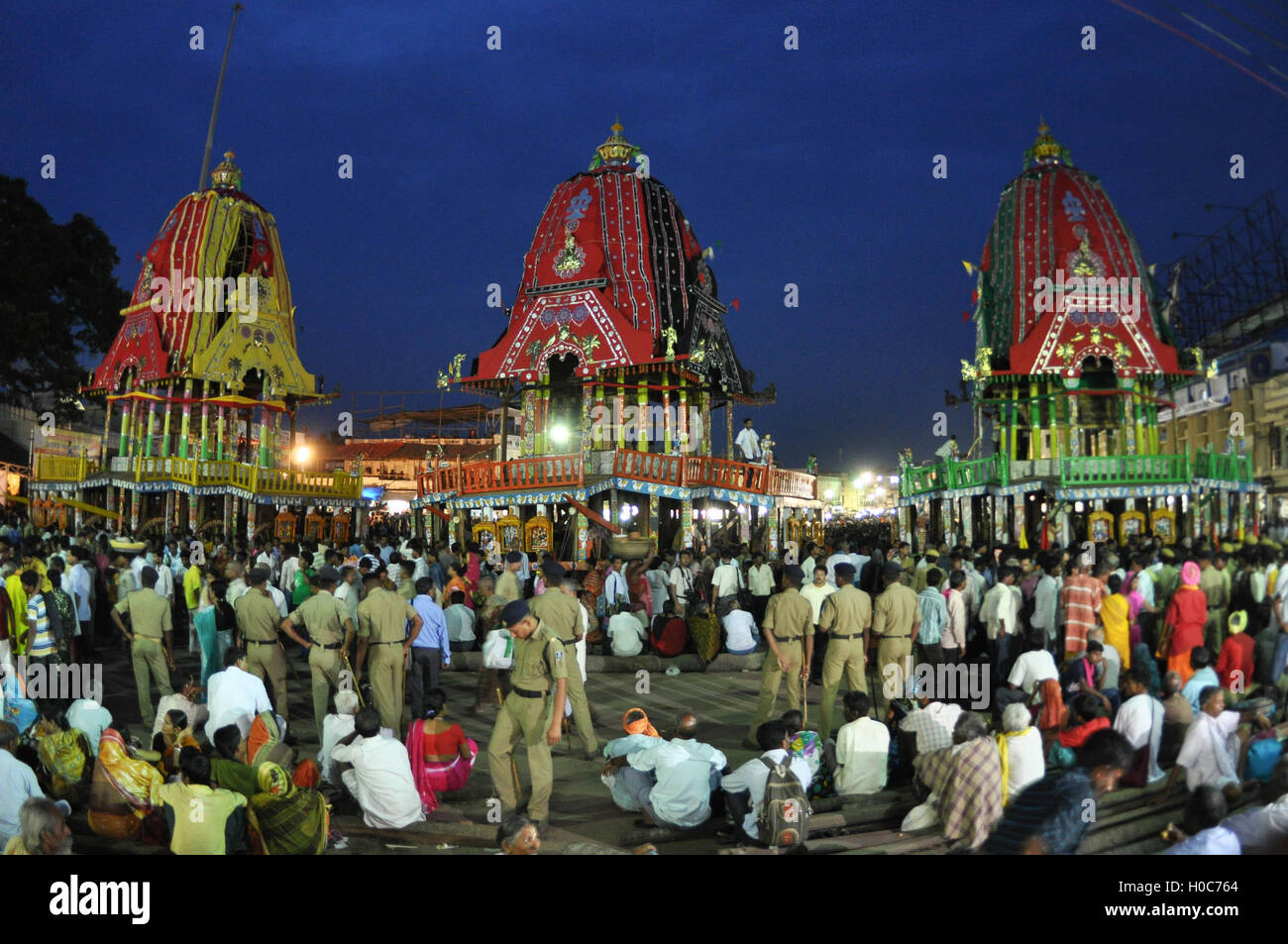 Il Puri, Odisha, India - 3 Luglio 2011: Il carro del Signore Jagannath circondato da un enorme folla di pellegrini entusiasmino a Puri, Orisha. Foto Stock