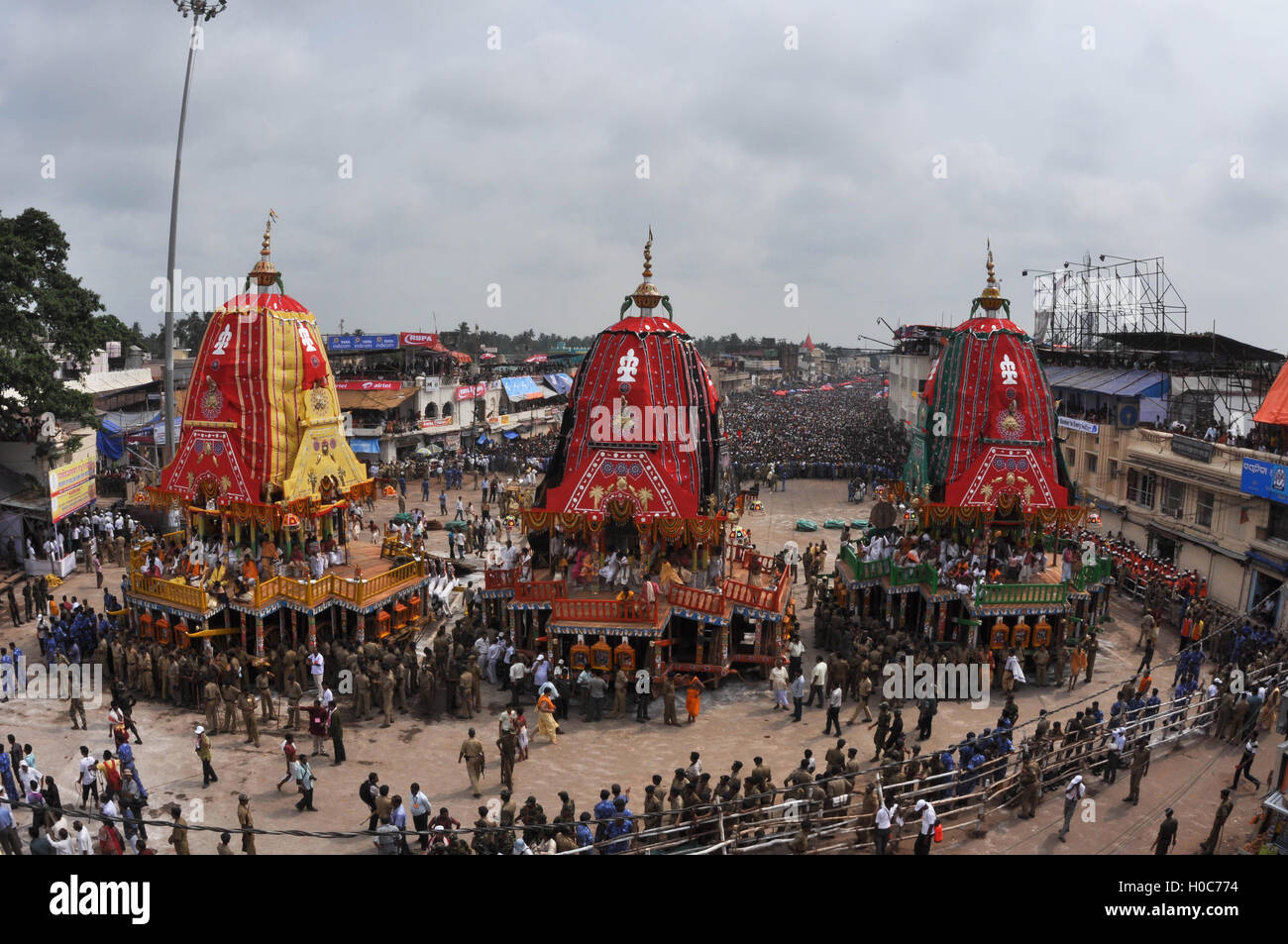 Il Puri, Odisha, India - 3 Luglio 2011: i carri del Signore Jagannath, Balbhadra e Subhadra parcheggiata di fronte Jagannath Tempio. Foto Stock