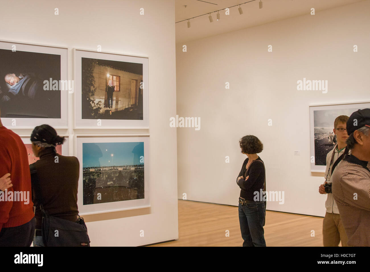 La gente in una mostra al Museo di Arte Moderna e il MOMA di New York City Foto Stock