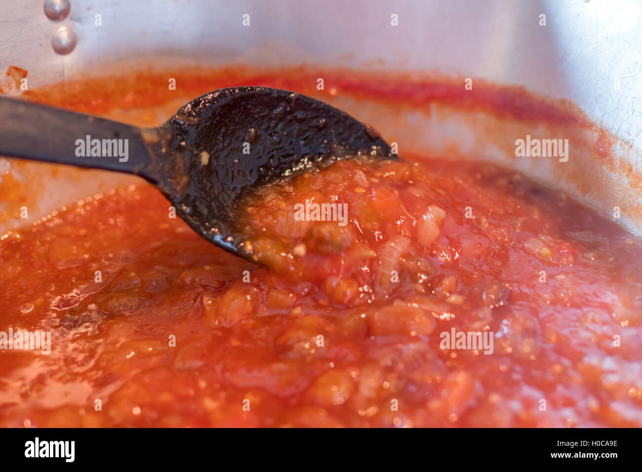 Rendendo il Chutney di pomodoro a casa Foto Stock