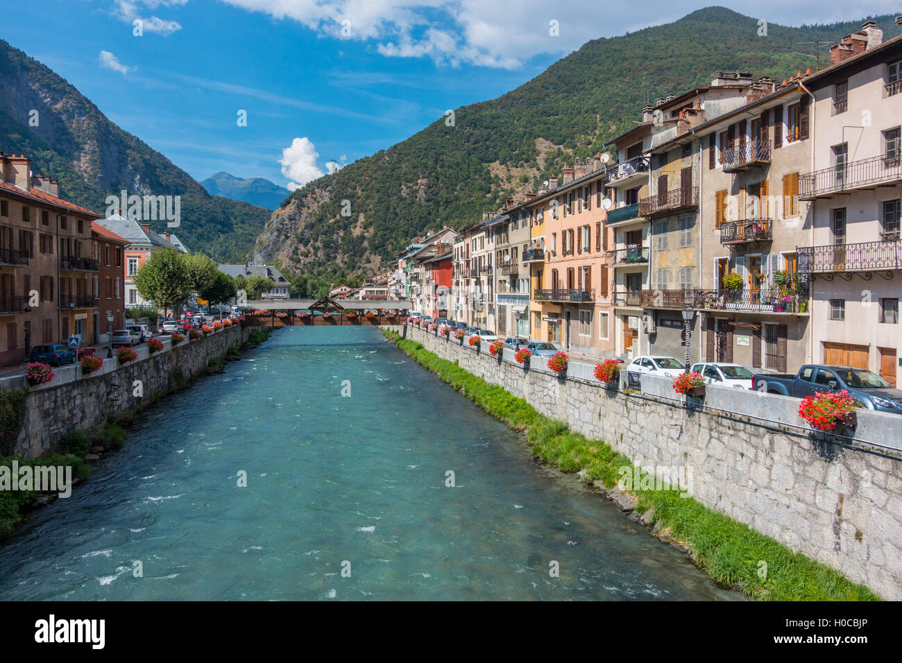 Edifici tradizionali in Moutiers, Francia, sul fiume Isere Foto Stock