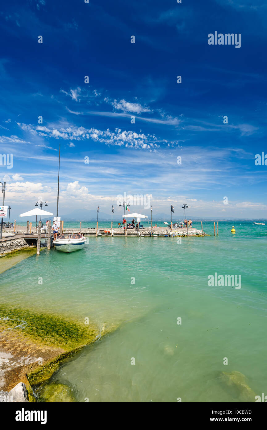 Piccole barche nel porto di Desenzano sul lago di Garda, Italia Foto Stock