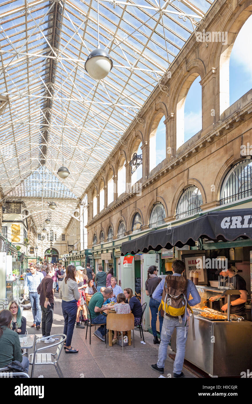 L'arcata di vetro dell'edificio della Borsa e il food, St Nicholas Market, Città Vecchia, Bristol, Inghilterra, Regno Unito Foto Stock