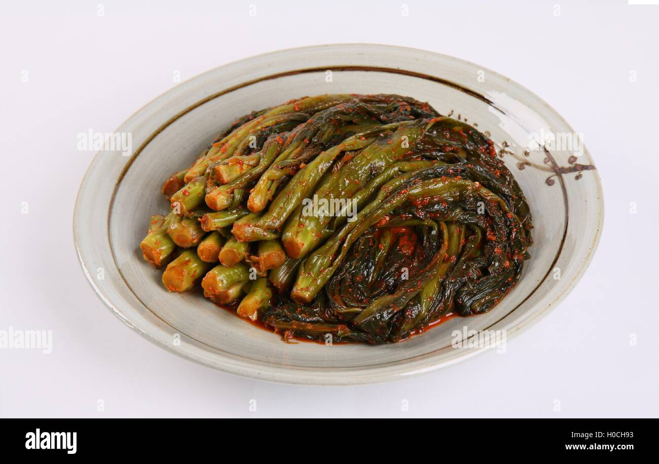 Il coreano cavolo verde kimchi su piastra su sfondo bianco Foto Stock