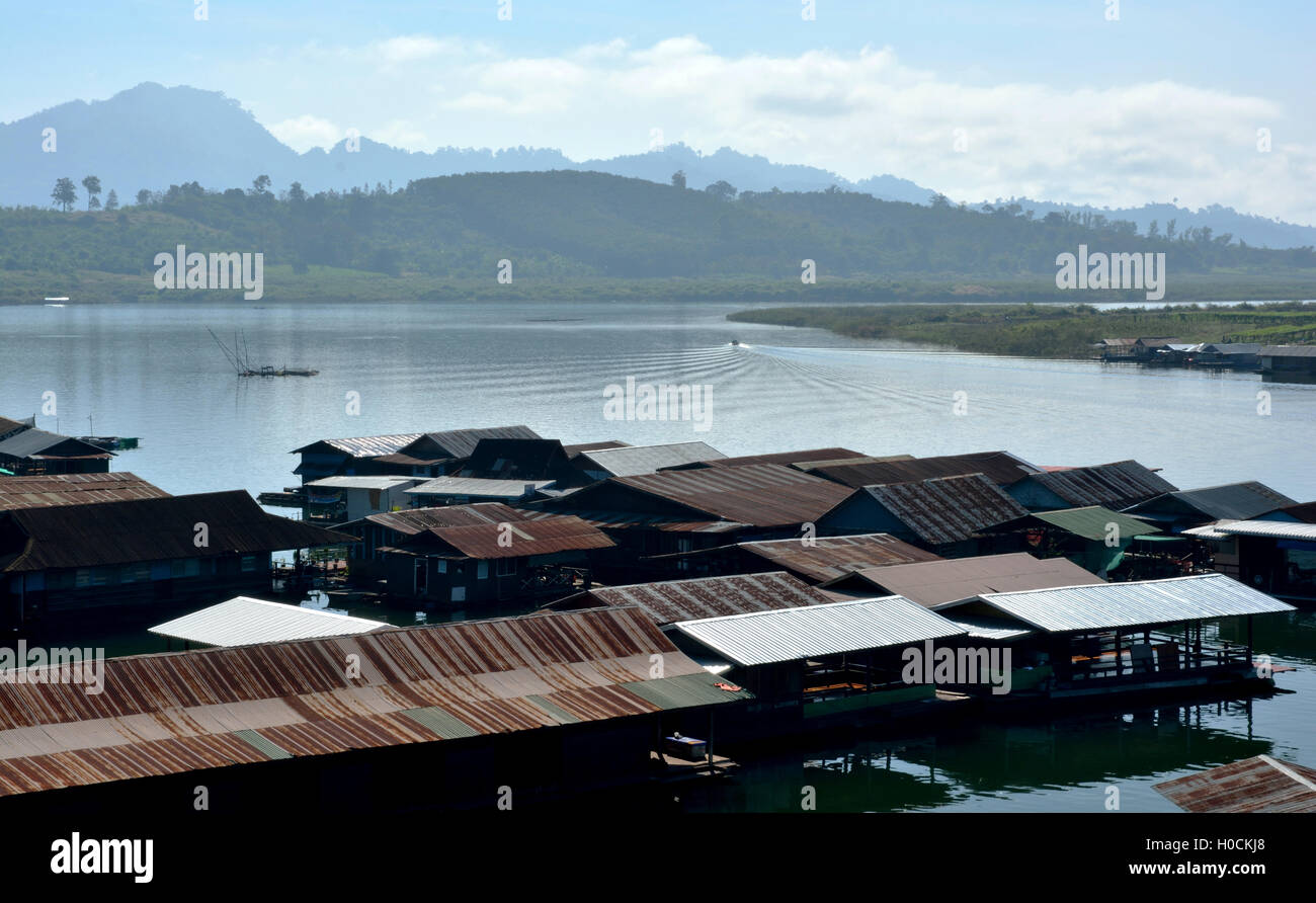 La comunità galleggianti a Sangklaburi, Thailandia, al confine con il Myanmar, casa del popolo Mon Foto Stock