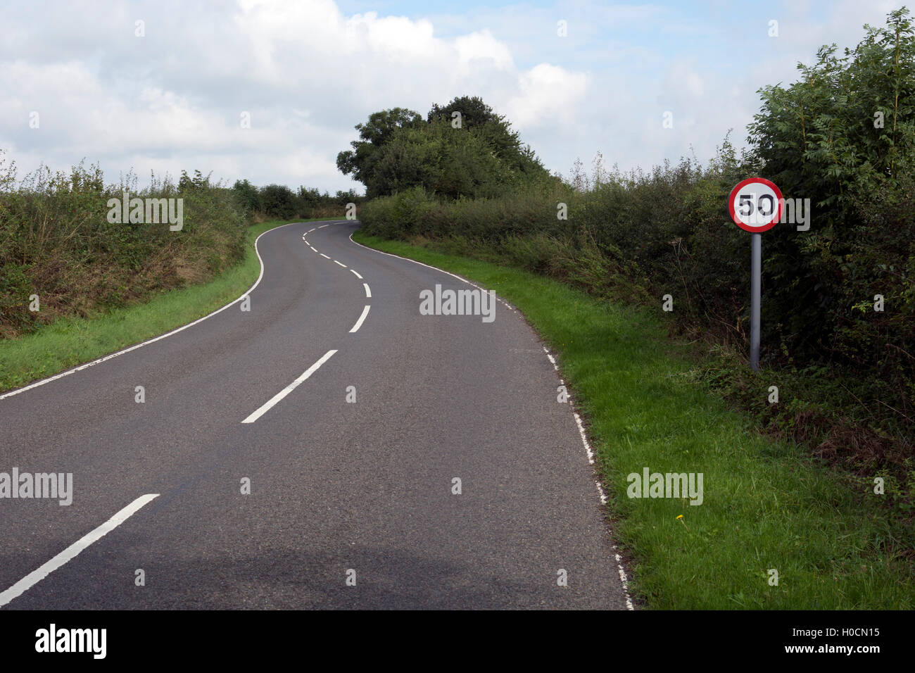 Strada tortuosa con 50mph segnale di limite di velocità, Warwickshire, Regno Unito Foto Stock