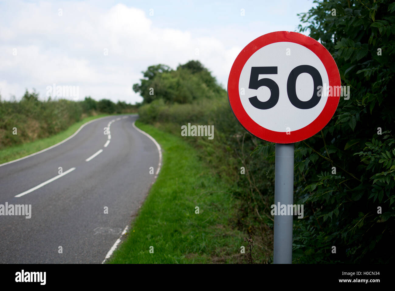 Strada tortuosa con 50mph segnale di limite di velocità, Warwickshire, Regno Unito Foto Stock