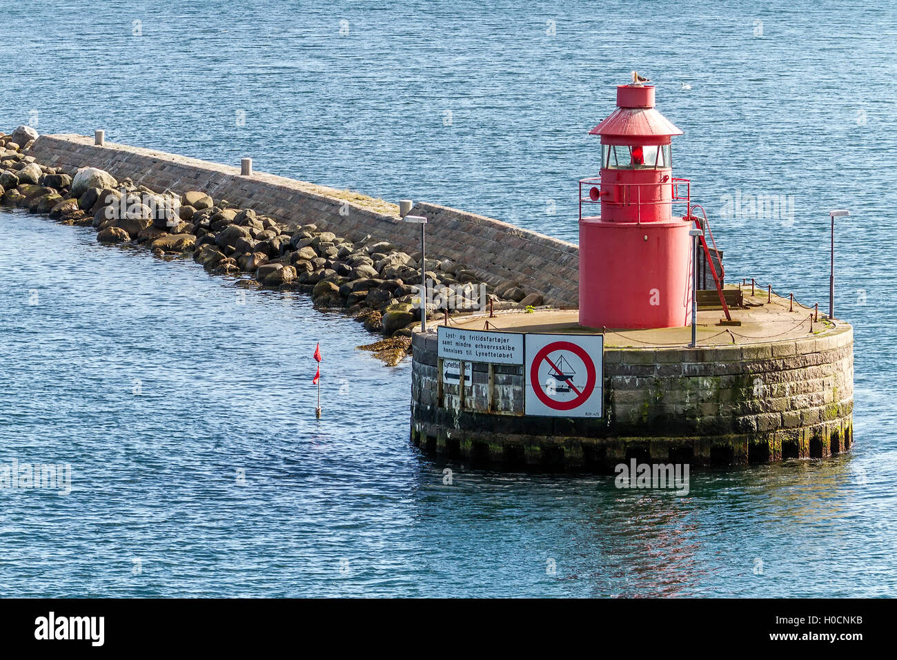 Faro rosso del porto di Copenhagen DANIMARCA Foto Stock