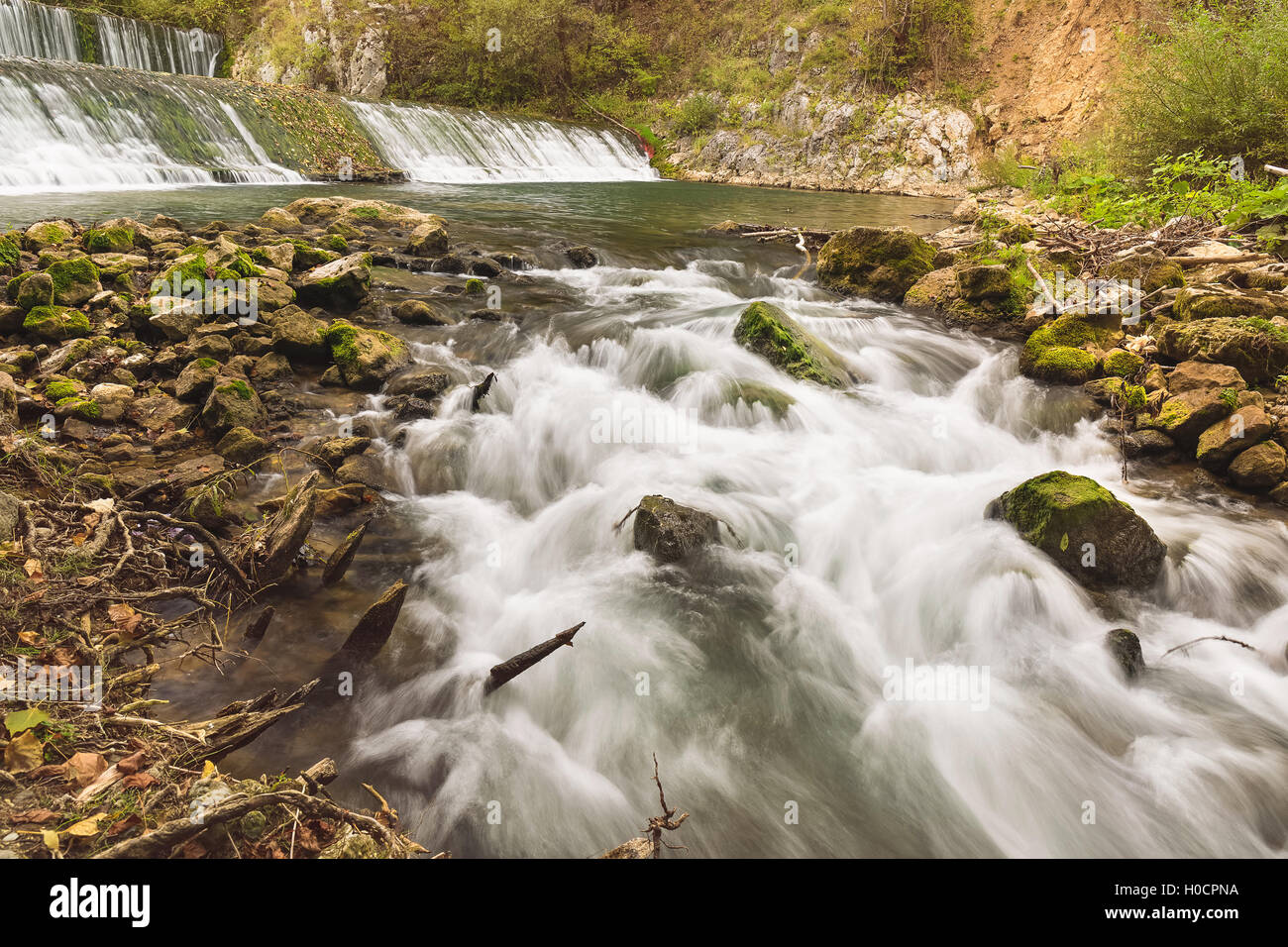 Gradac fiume con le cascate in background. Una lunga esposizione di White Water Rapids e onde lungo il tratto del fiume Gradac Foto Stock