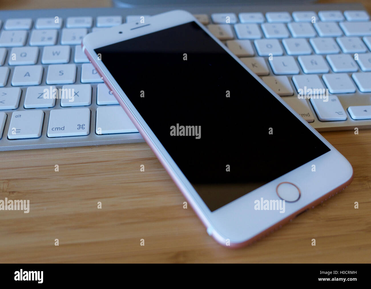 Vista di iPhone 7 Plus Oro Rosa. L'iPhone 7 Plus è un nuovo smartphone prodotto da Apple Computer, Inc. Foto Stock