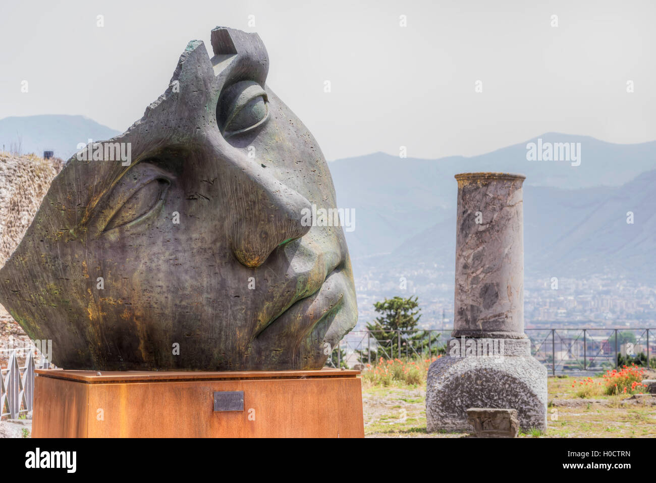 Faccia gigantesca statua a Pompei Italia Foto Stock
