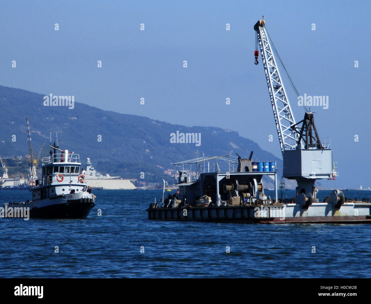 Porto di La Spezia, chiatta per il traino e la riparazione delle imbarcazioni Foto Stock