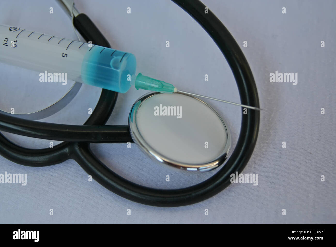 Strumenti medicali. I medici gli strumenti. Stetoscopio medico e la siringa  Foto stock - Alamy
