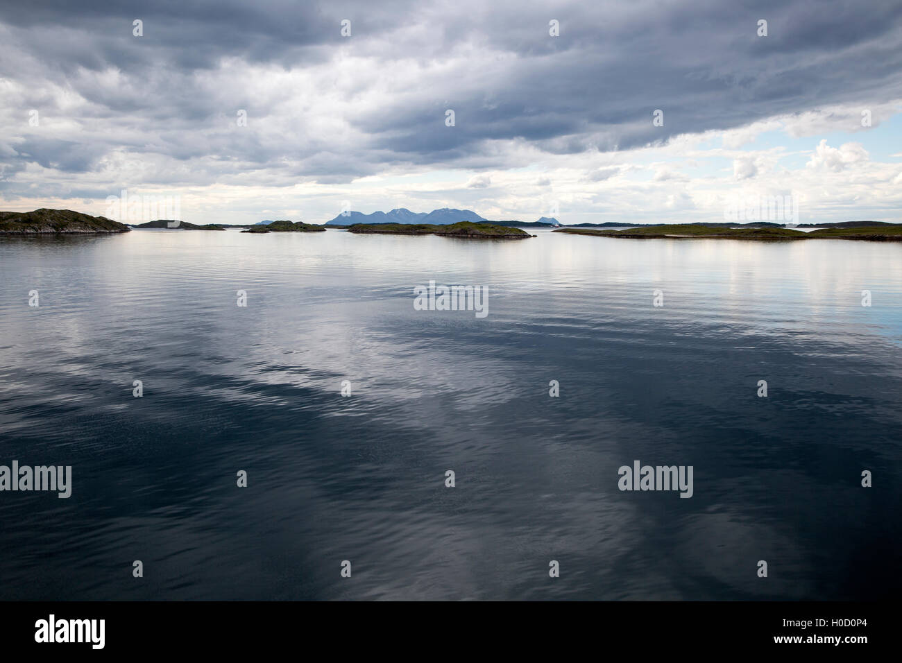 Bassa isole ghiacciate skerries vicino, Bronnoy, Bronnoysund, Nordland, Norvegia Foto Stock