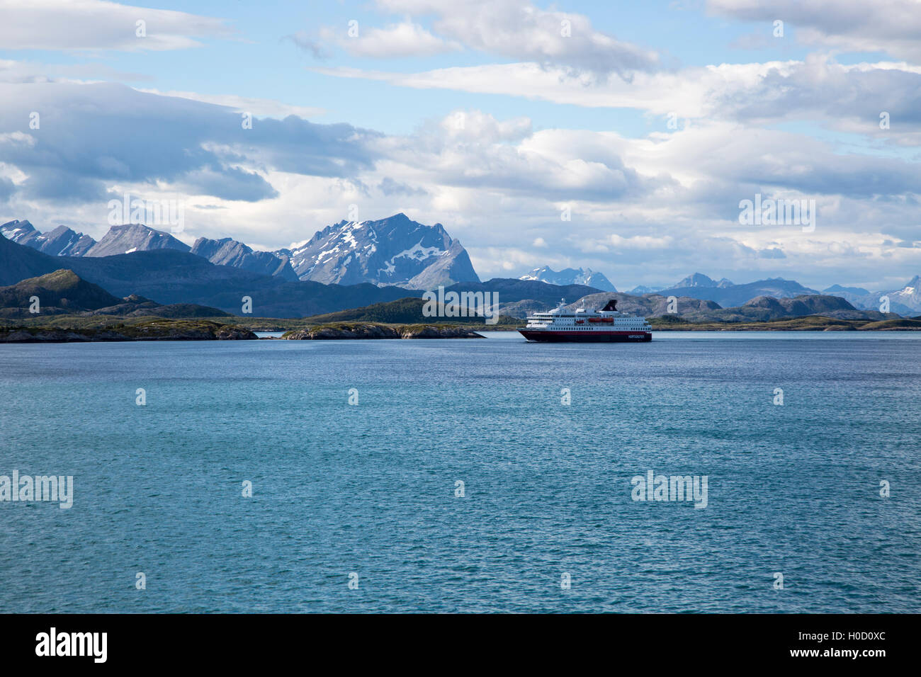 Hurtigruten nave traghetto e montagne frastagliate nei pressi di Ornes, Nordland, Norvegia Foto Stock