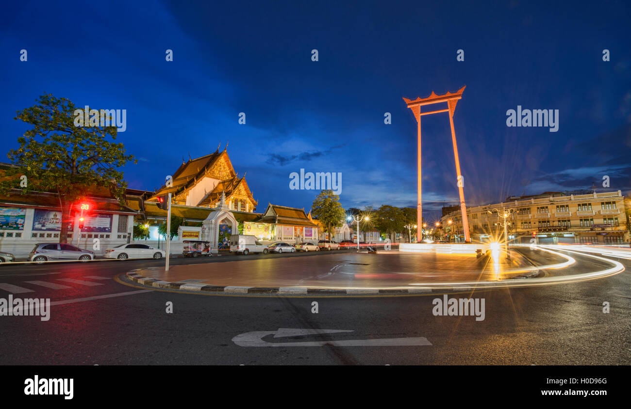 Il Gigante Swing e Wat Suthat illuminata durante la luce blu al tramonto, Bangkok, Thailandia Foto Stock