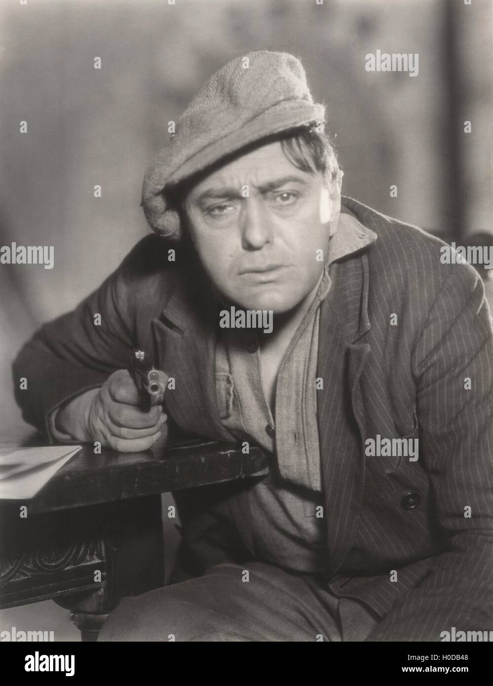 Ritratto di indisponente uomo pistola di puntamento Foto Stock