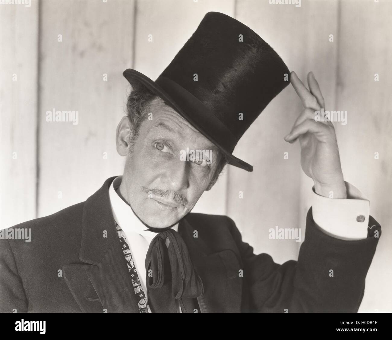 Gentleman il ribaltamento il suo cappello Foto Stock