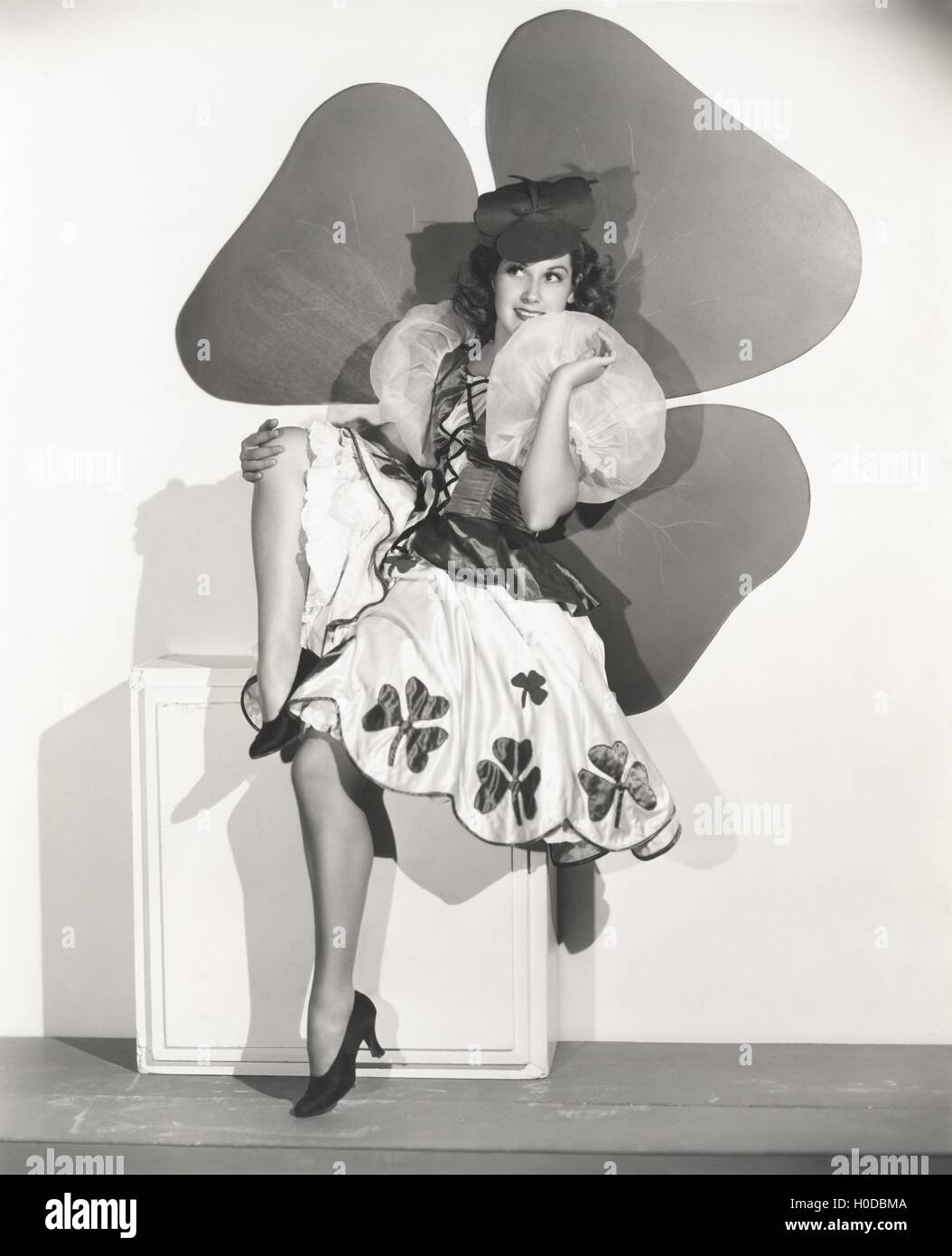 Donna in posa di foglia di trifoglio quattro costume Foto Stock