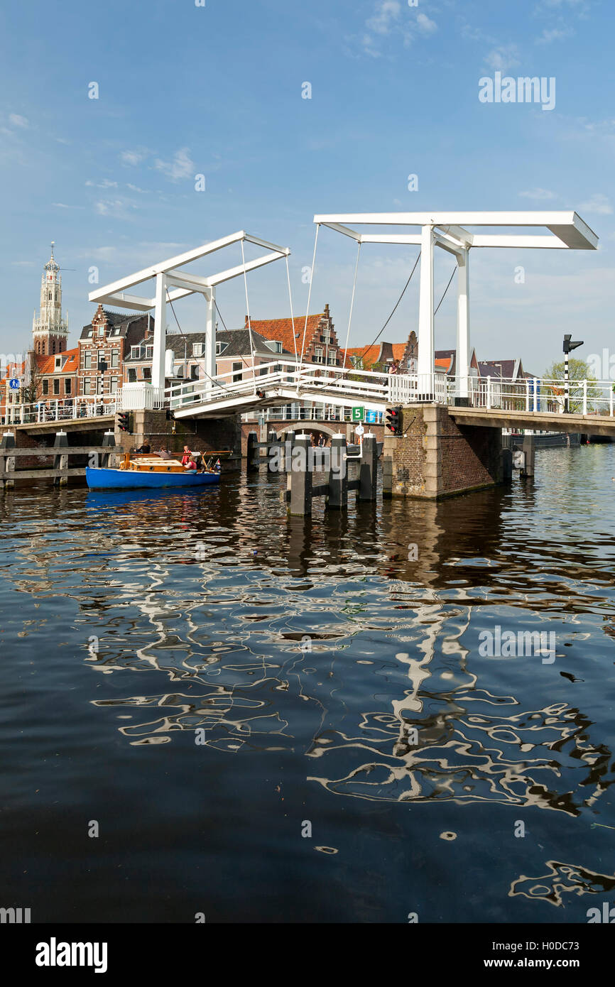 Barca e ponte sul fiume Spaarne, Haarlem, Paesi Bassi Foto Stock