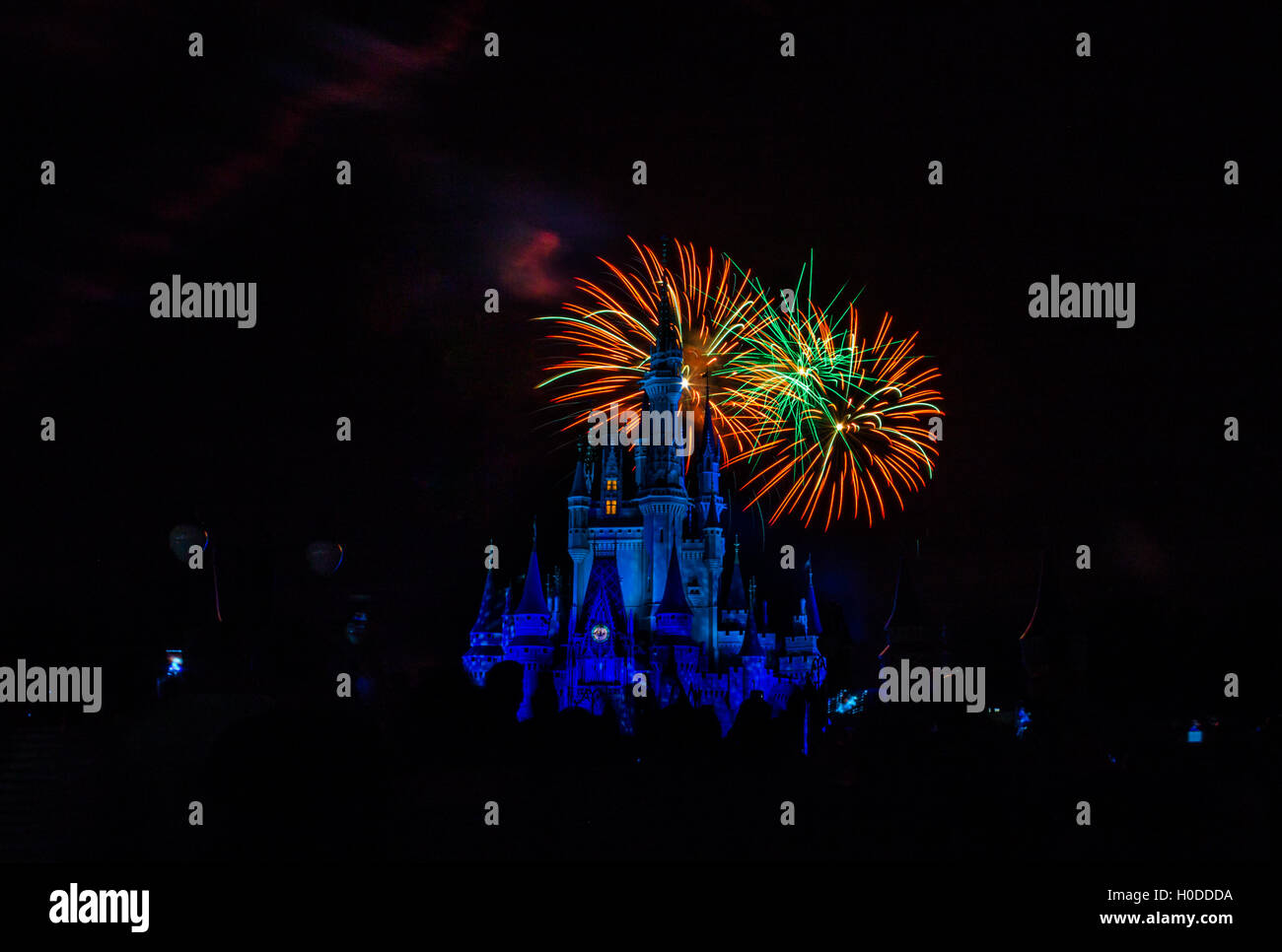 Immagine del Magic Kingdom Park castello con fuochi d'artificio in background Foto Stock