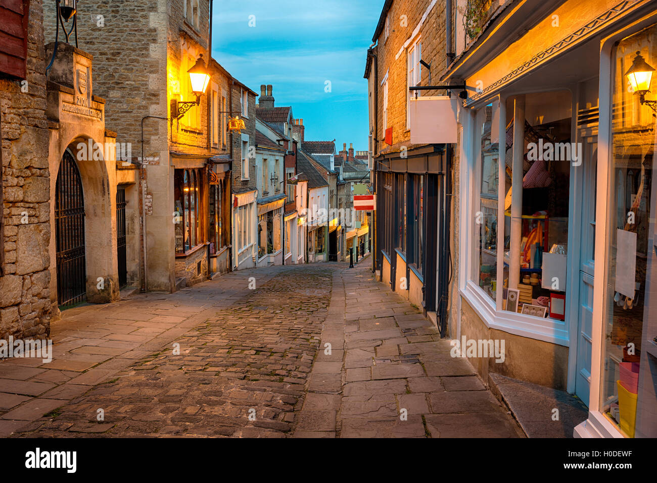 Strade acciottolate e pittoreschi edifici su Catherine Hill a Frome in Somerset Foto Stock