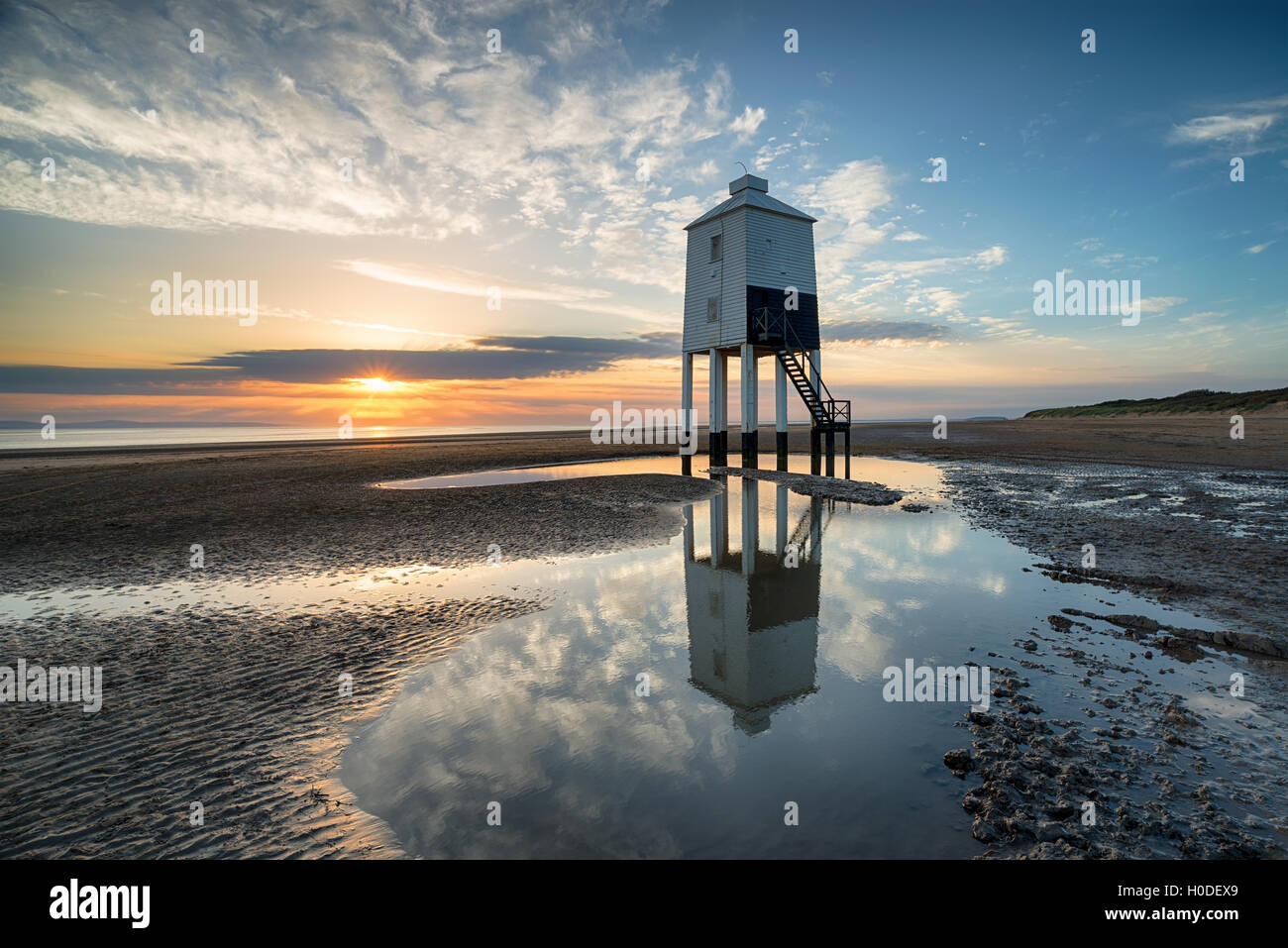 Incredibile tramonto cielo sopra il faro in legno su palafitte a Burnham sul mare sulla costa di Somerset Foto Stock