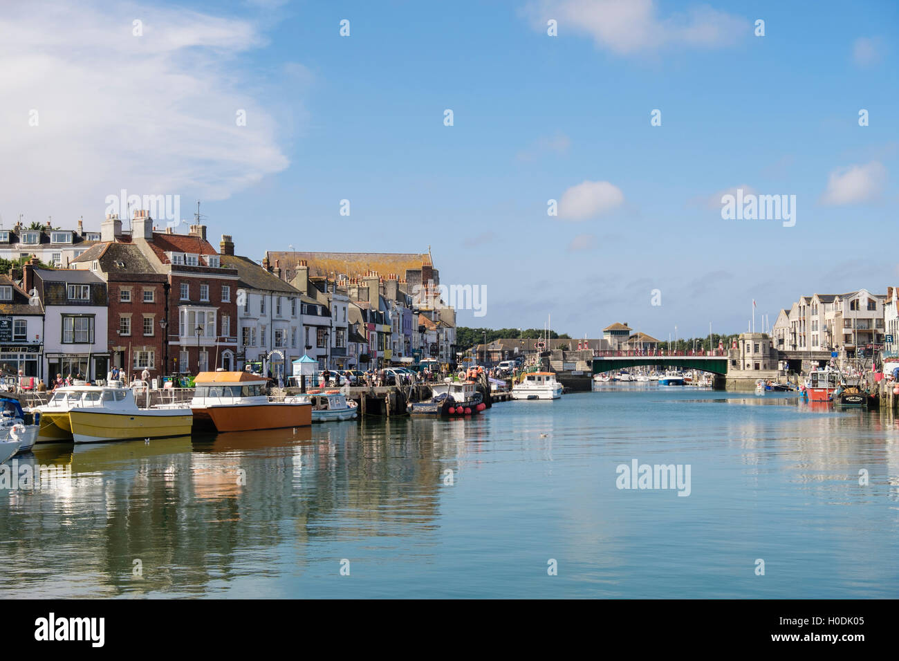 Vista di Weymouth città ponte attraverso il porto esterno sul fiume Wey. Melcombe Regis, Weymouth Dorset, Inghilterra, Regno Unito, Gran Bretagna Foto Stock