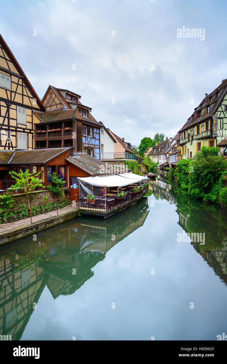 Colmar, Petit Venezia, Canale d'acqua e le tradizionali case colorate. L'Alsazia, Francia. Foto Stock